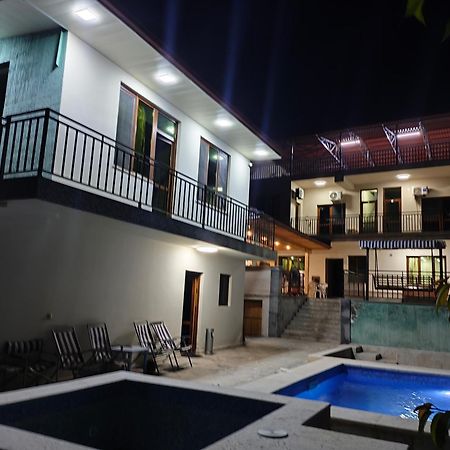 Apex Rest House Of 10 Rooms And Pool 예레반 외부 사진