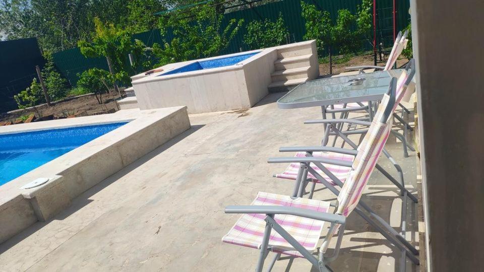 Apex Rest House Of 10 Rooms And Pool 예레반 외부 사진