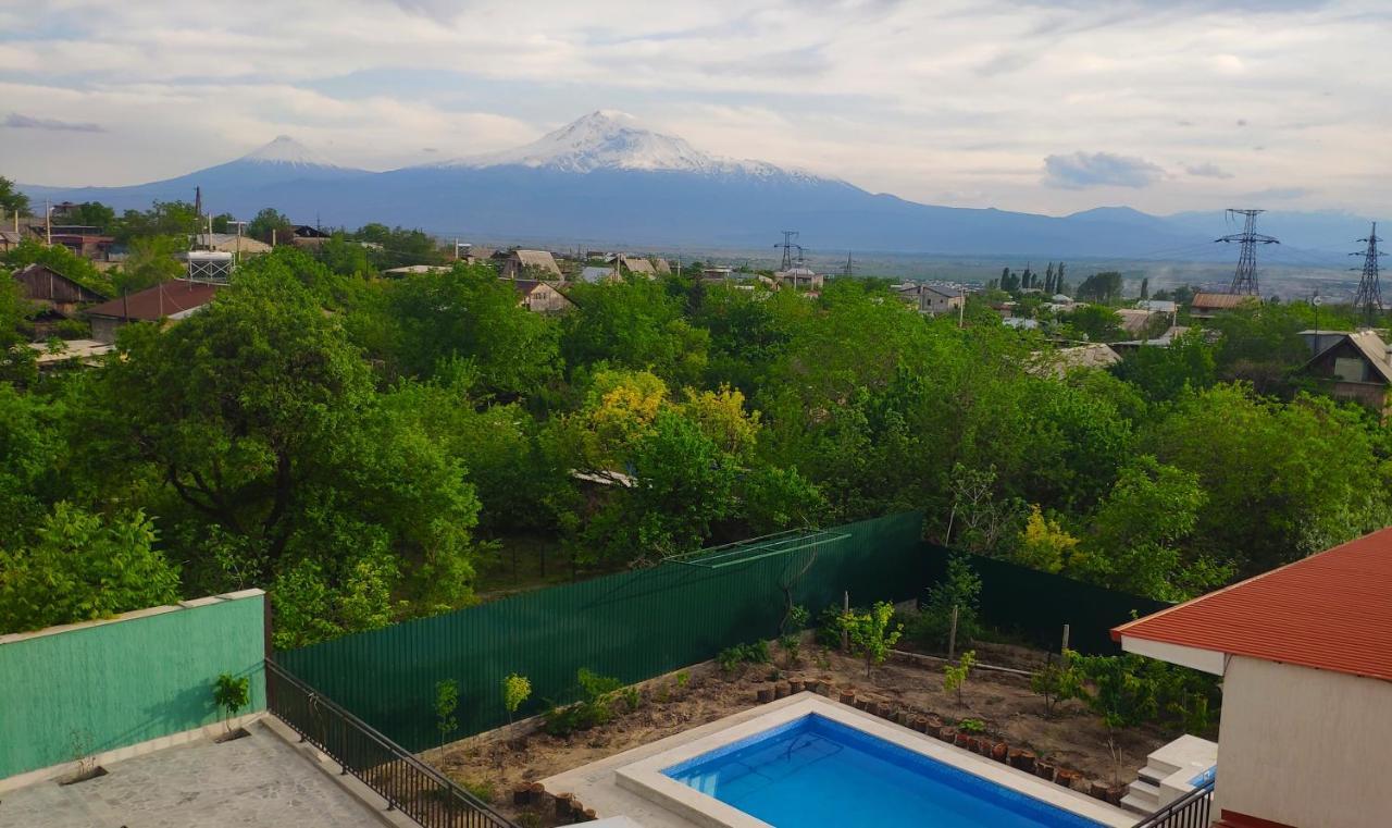 Apex Rest House Of 10 Rooms And Pool 예레반 외부 사진