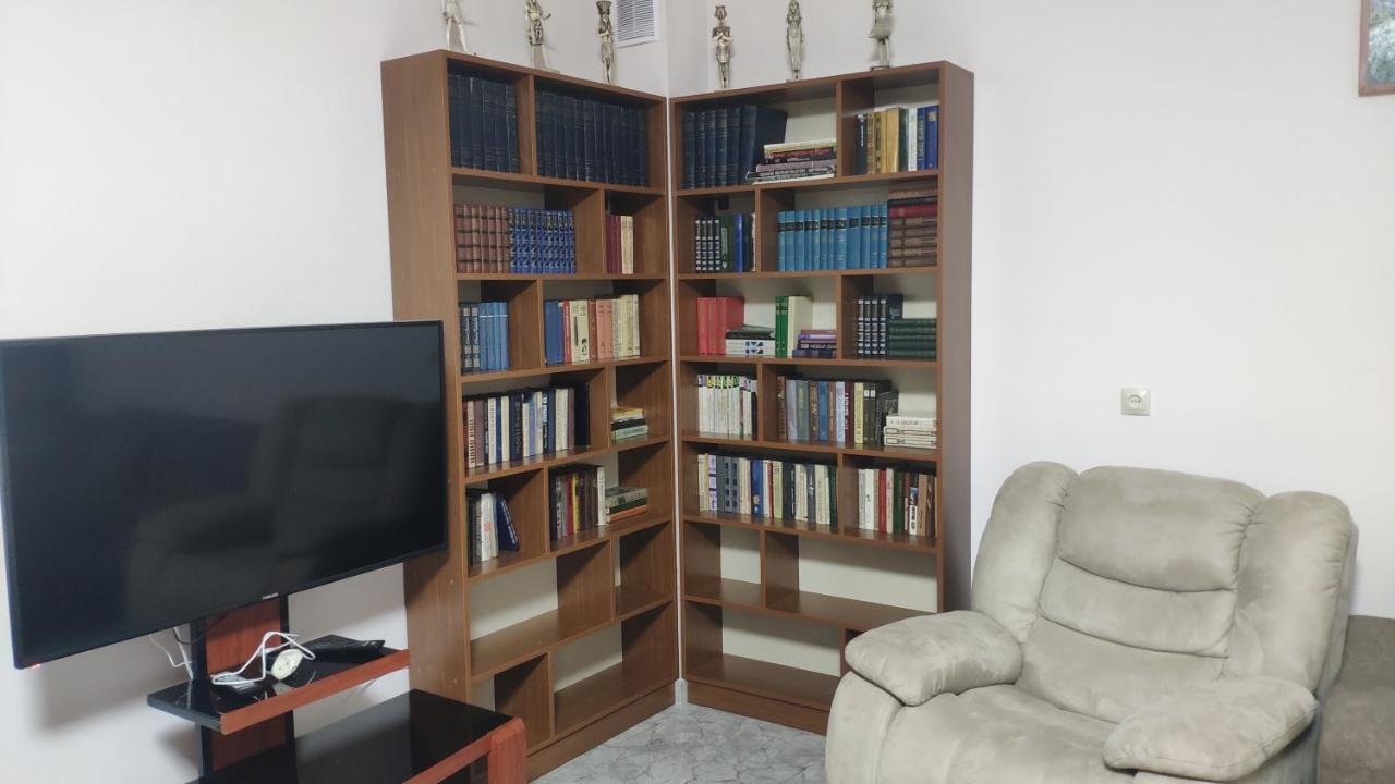 Apex Rest House Of 10 Rooms And Pool 예레반 외부 사진