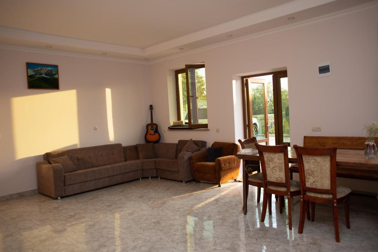 Apex Rest House Of 10 Rooms And Pool 예레반 외부 사진