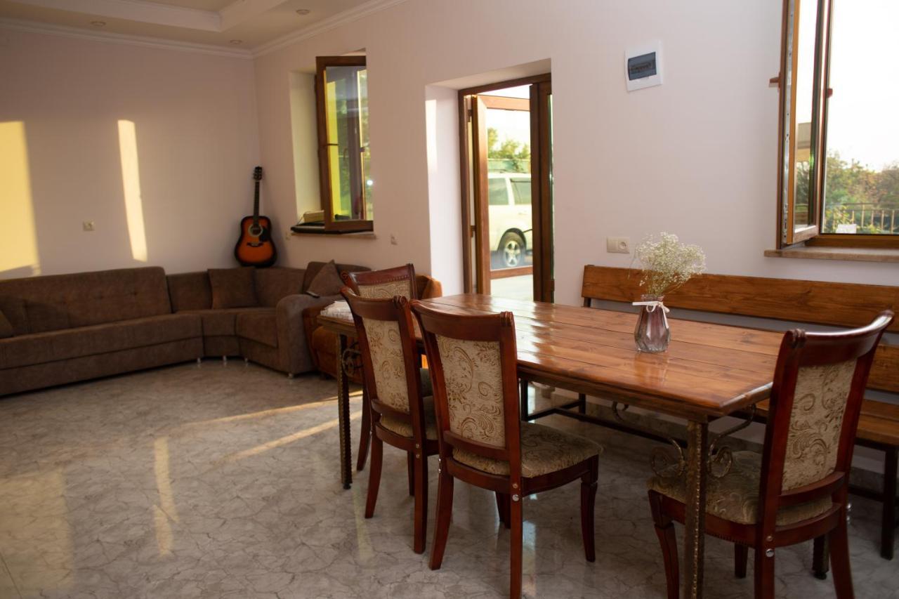 Apex Rest House Of 10 Rooms And Pool 예레반 외부 사진