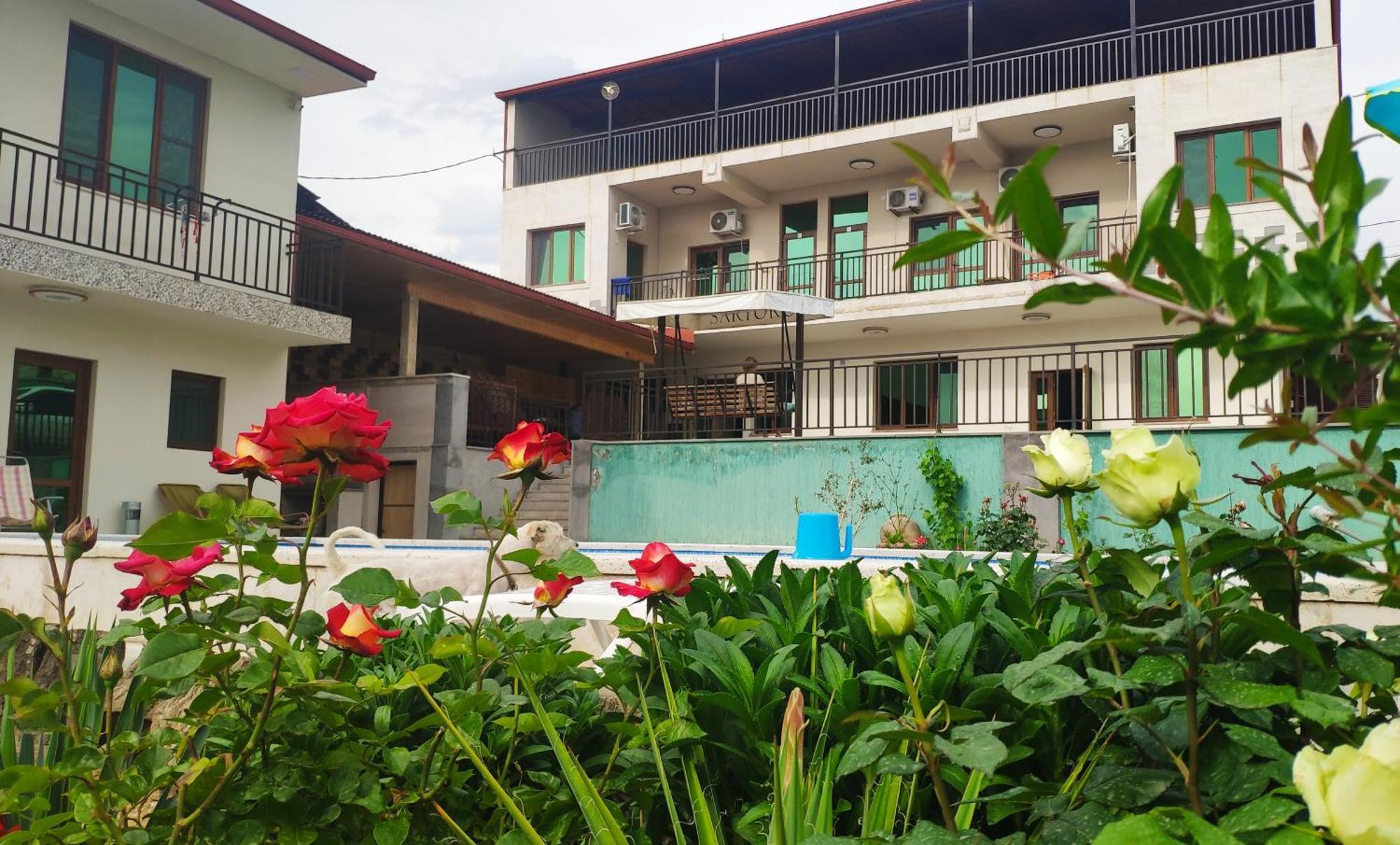 Apex Rest House Of 10 Rooms And Pool 예레반 외부 사진