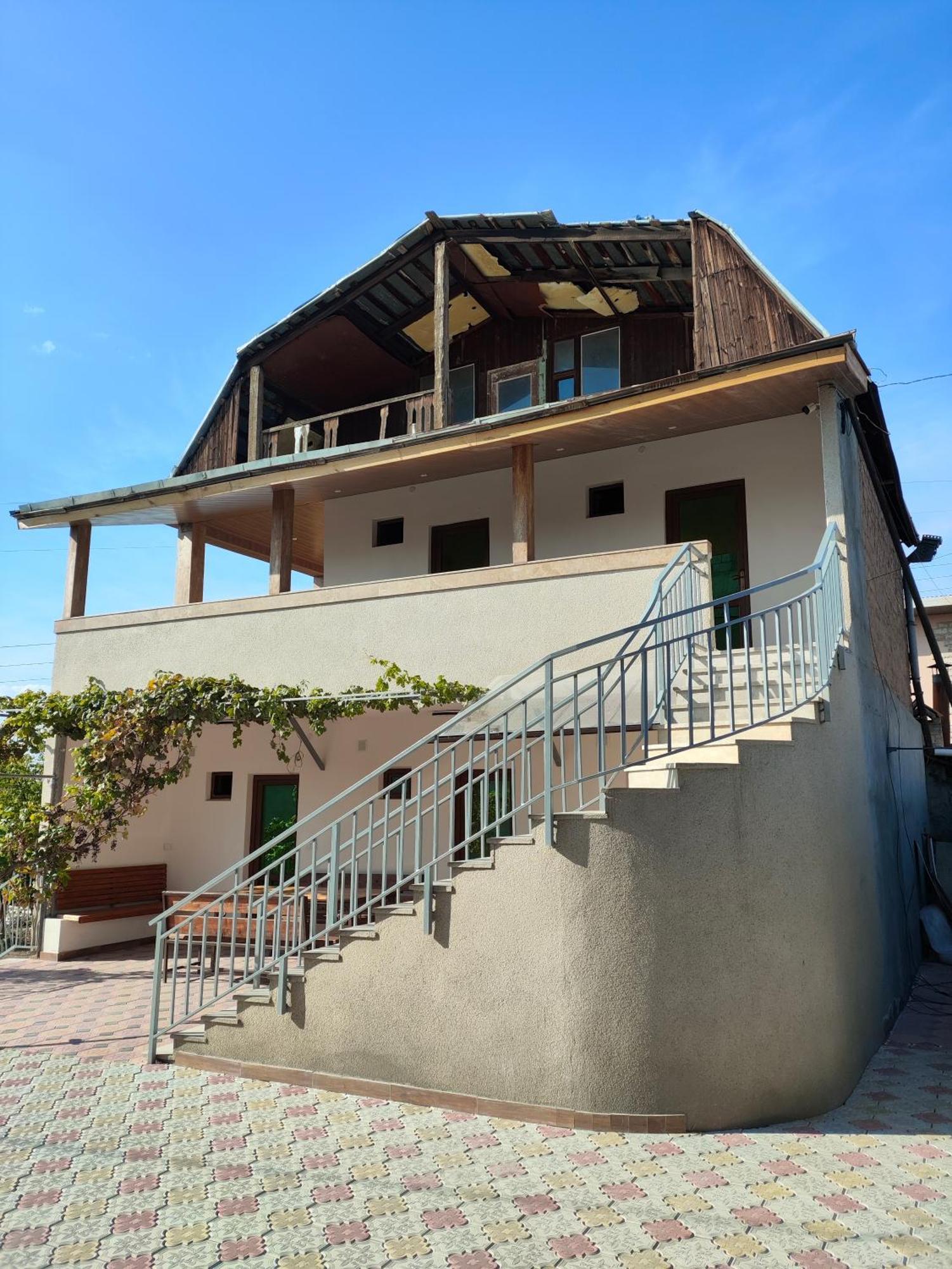 Apex Rest House Of 10 Rooms And Pool 예레반 외부 사진