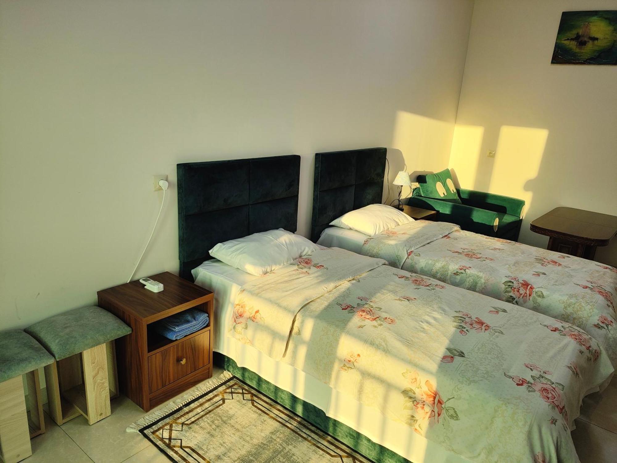 Apex Rest House Of 10 Rooms And Pool 예레반 외부 사진