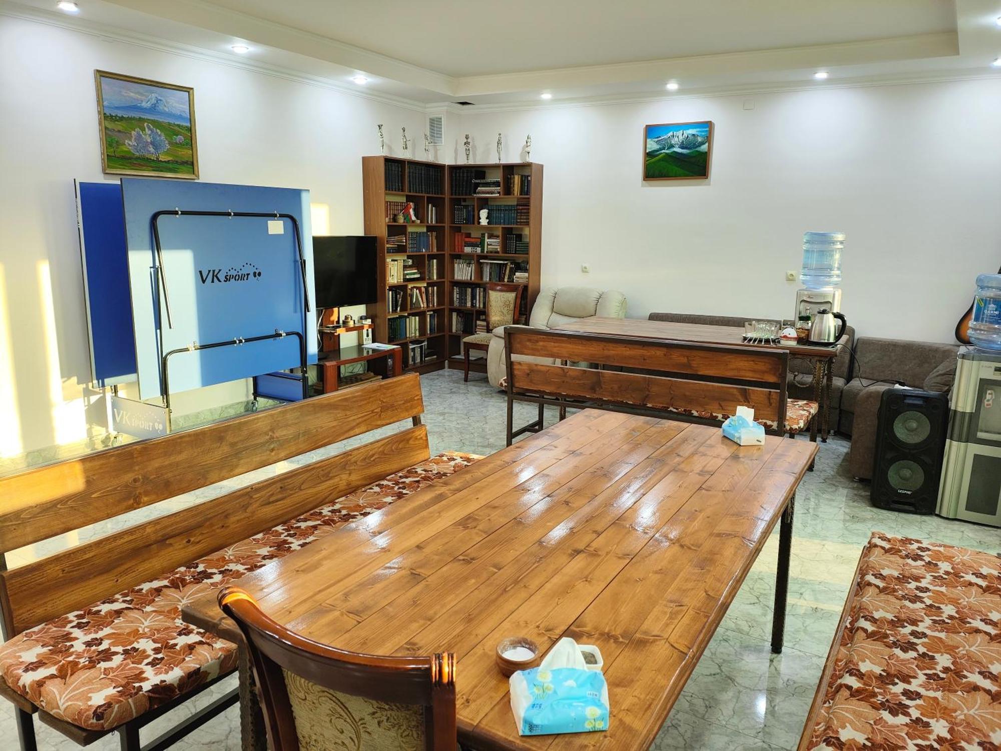 Apex Rest House Of 10 Rooms And Pool 예레반 외부 사진