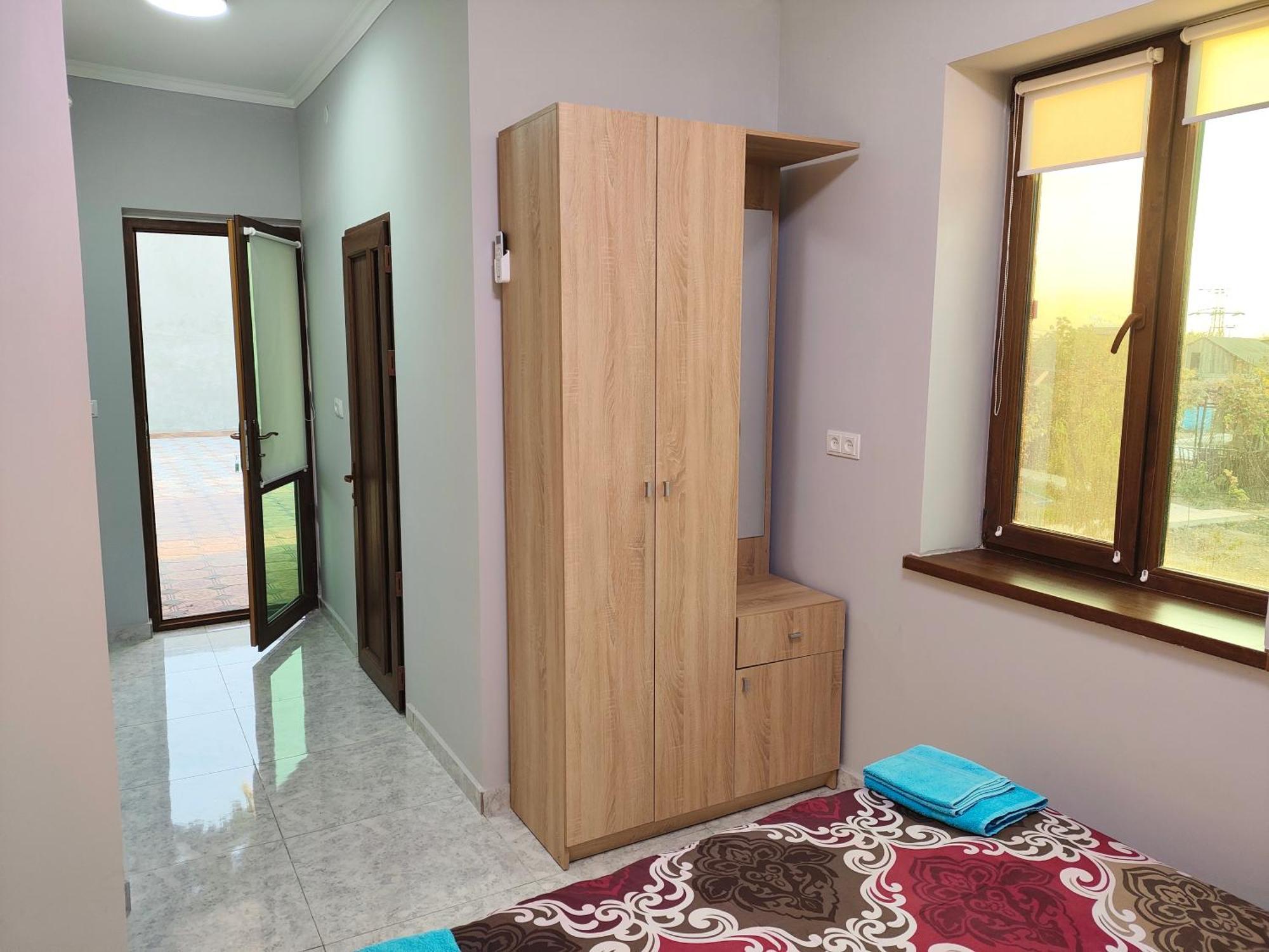Apex Rest House Of 10 Rooms And Pool 예레반 외부 사진