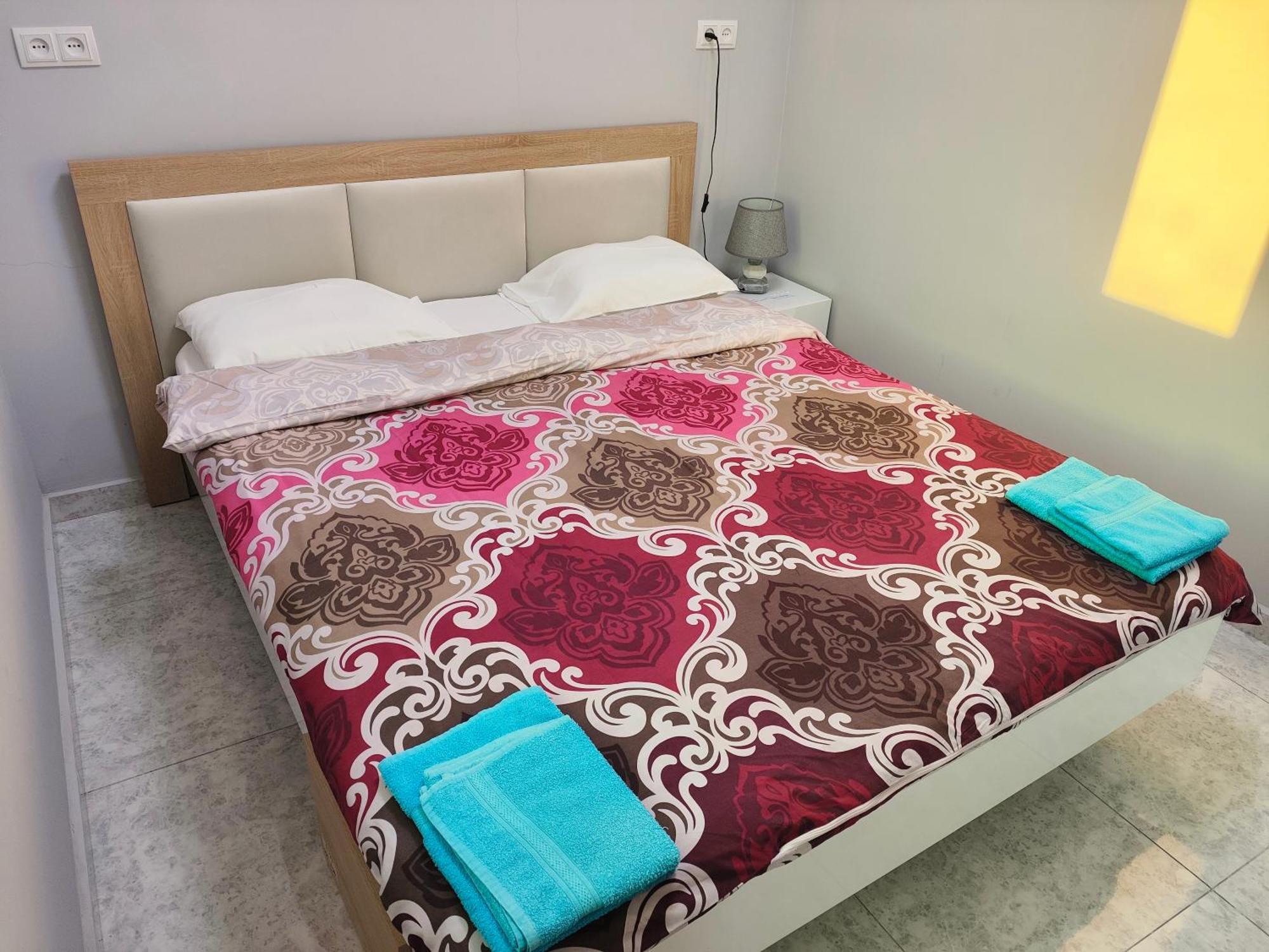 Apex Rest House Of 10 Rooms And Pool 예레반 외부 사진