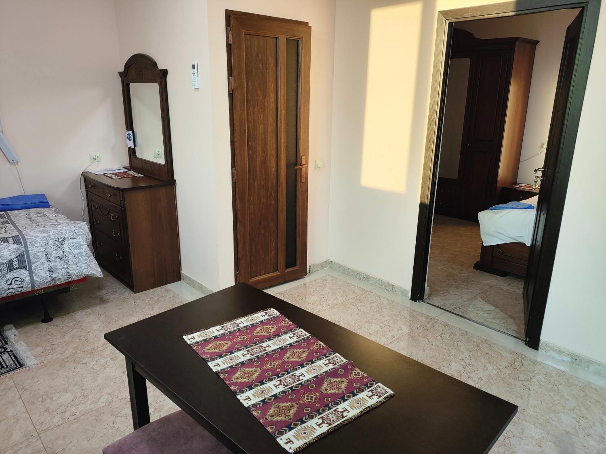 Apex Rest House Of 10 Rooms And Pool 예레반 외부 사진