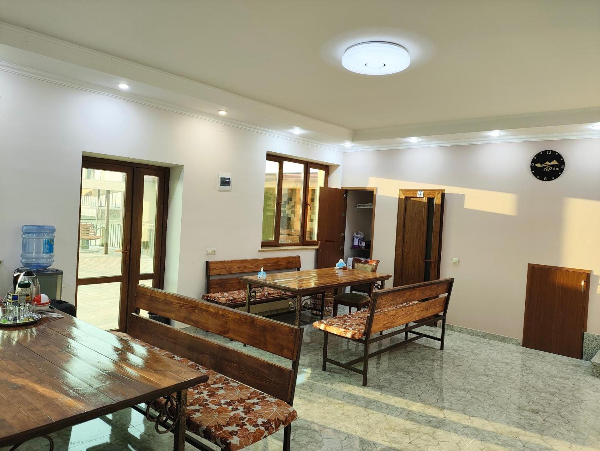 Apex Rest House Of 10 Rooms And Pool 예레반 외부 사진