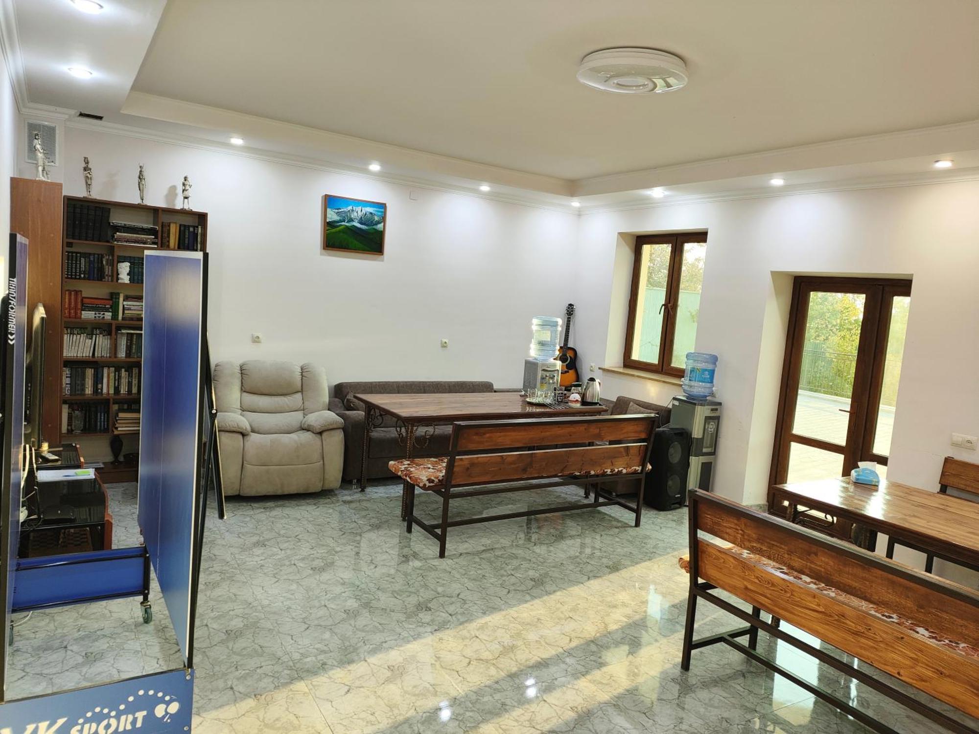 Apex Rest House Of 10 Rooms And Pool 예레반 외부 사진