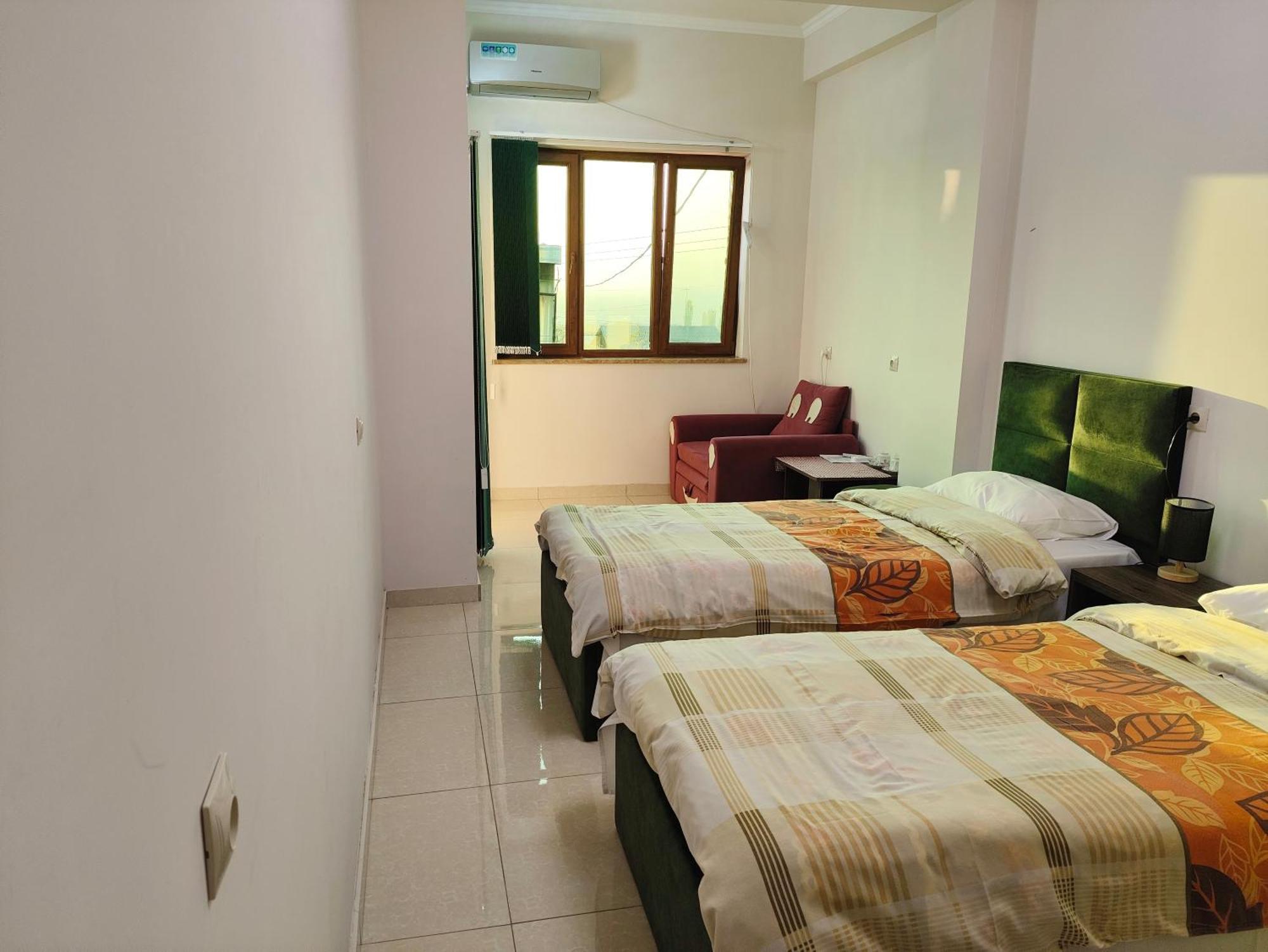 Apex Rest House Of 10 Rooms And Pool 예레반 외부 사진