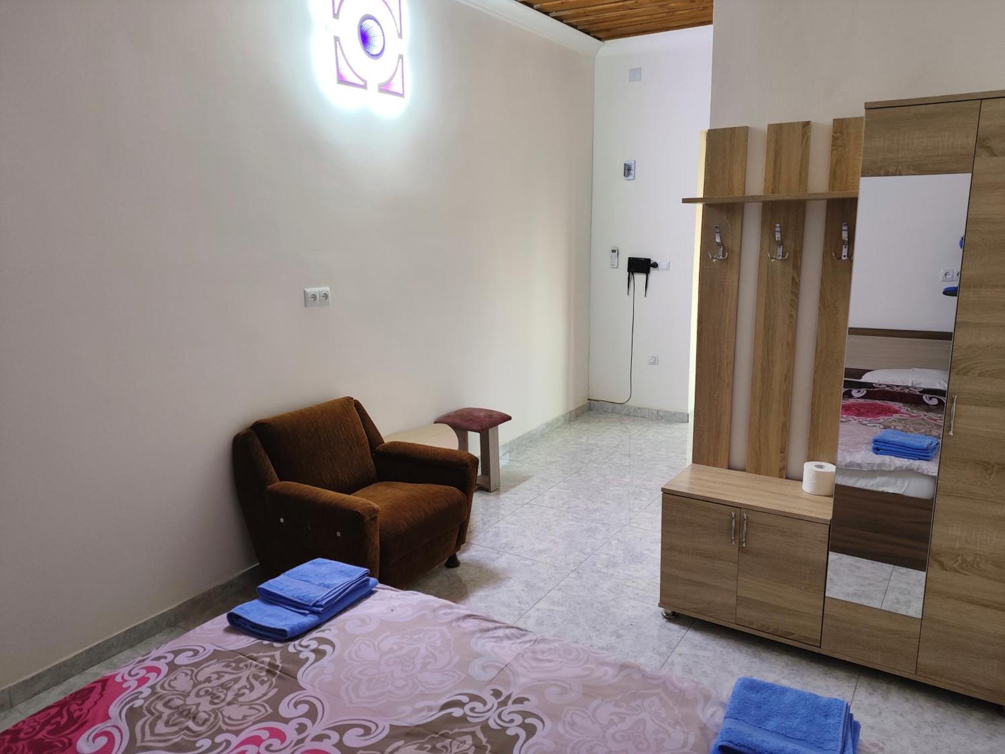 Apex Rest House Of 10 Rooms And Pool 예레반 외부 사진