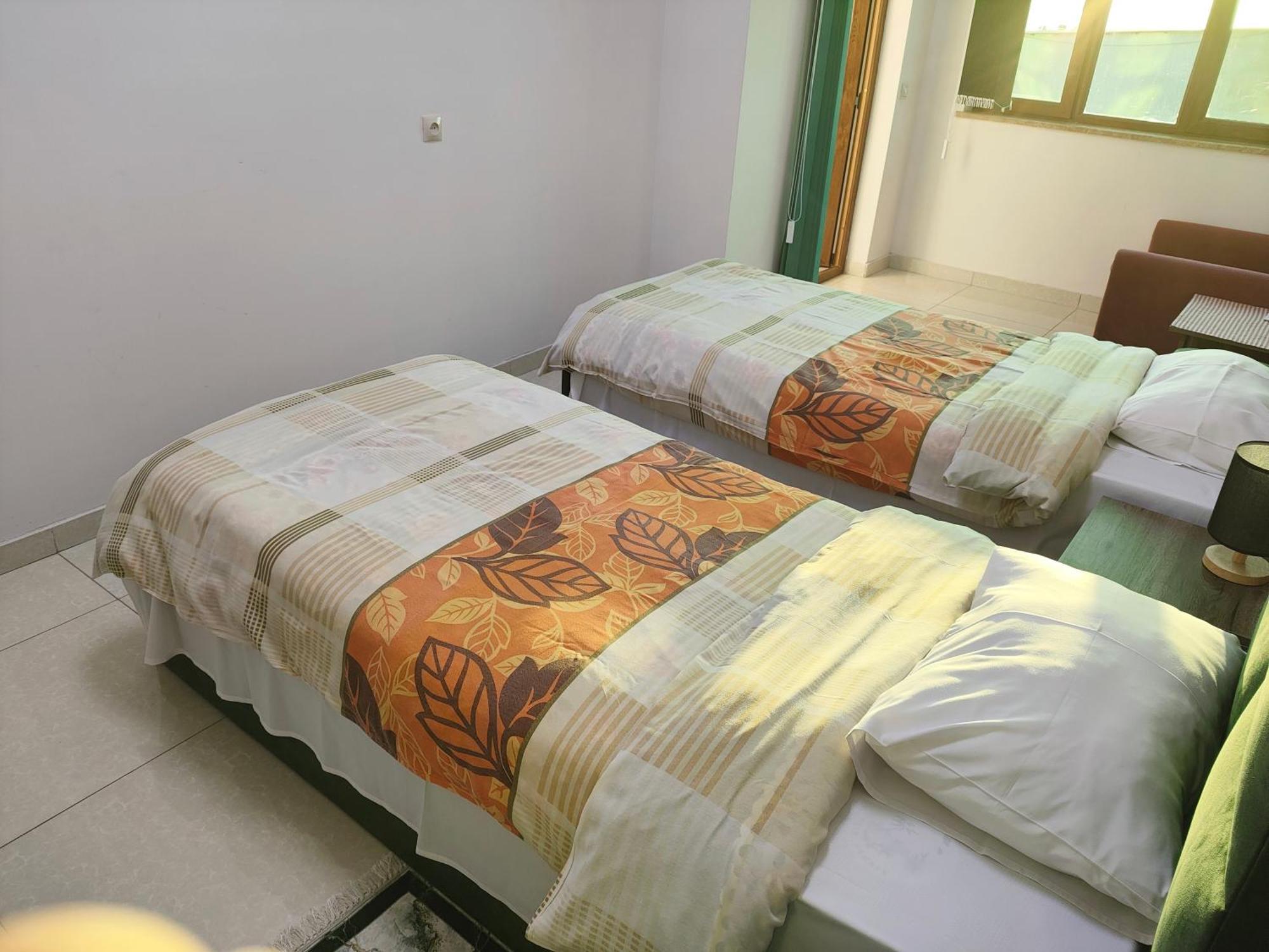 Apex Rest House Of 10 Rooms And Pool 예레반 외부 사진