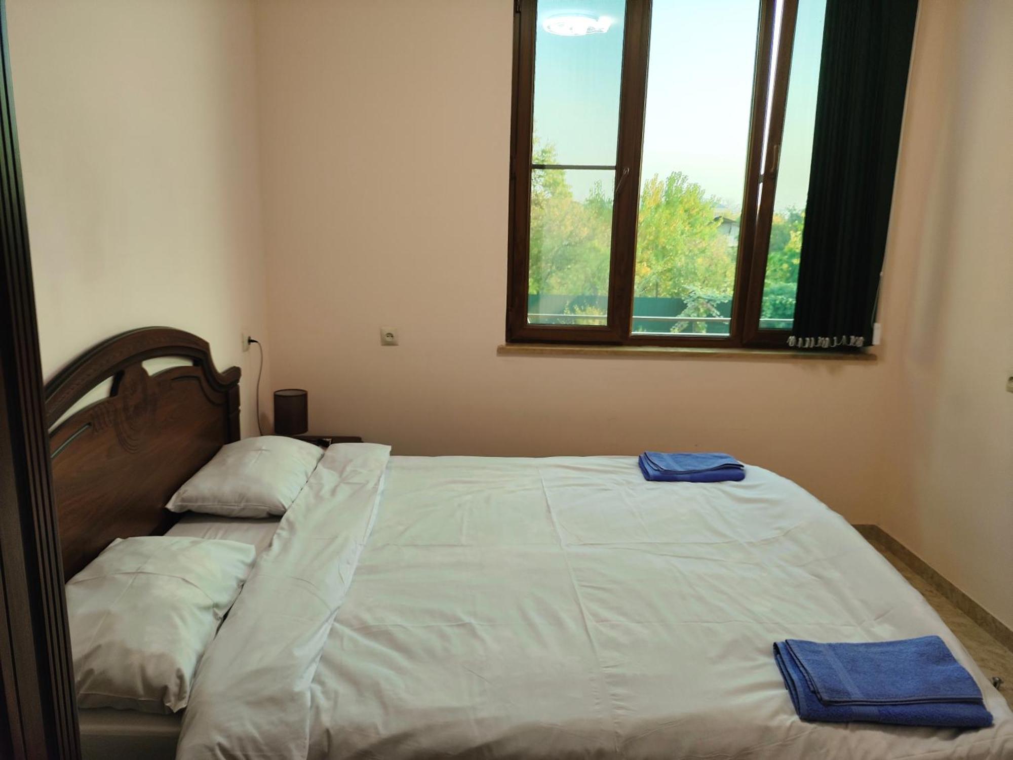 Apex Rest House Of 10 Rooms And Pool 예레반 외부 사진