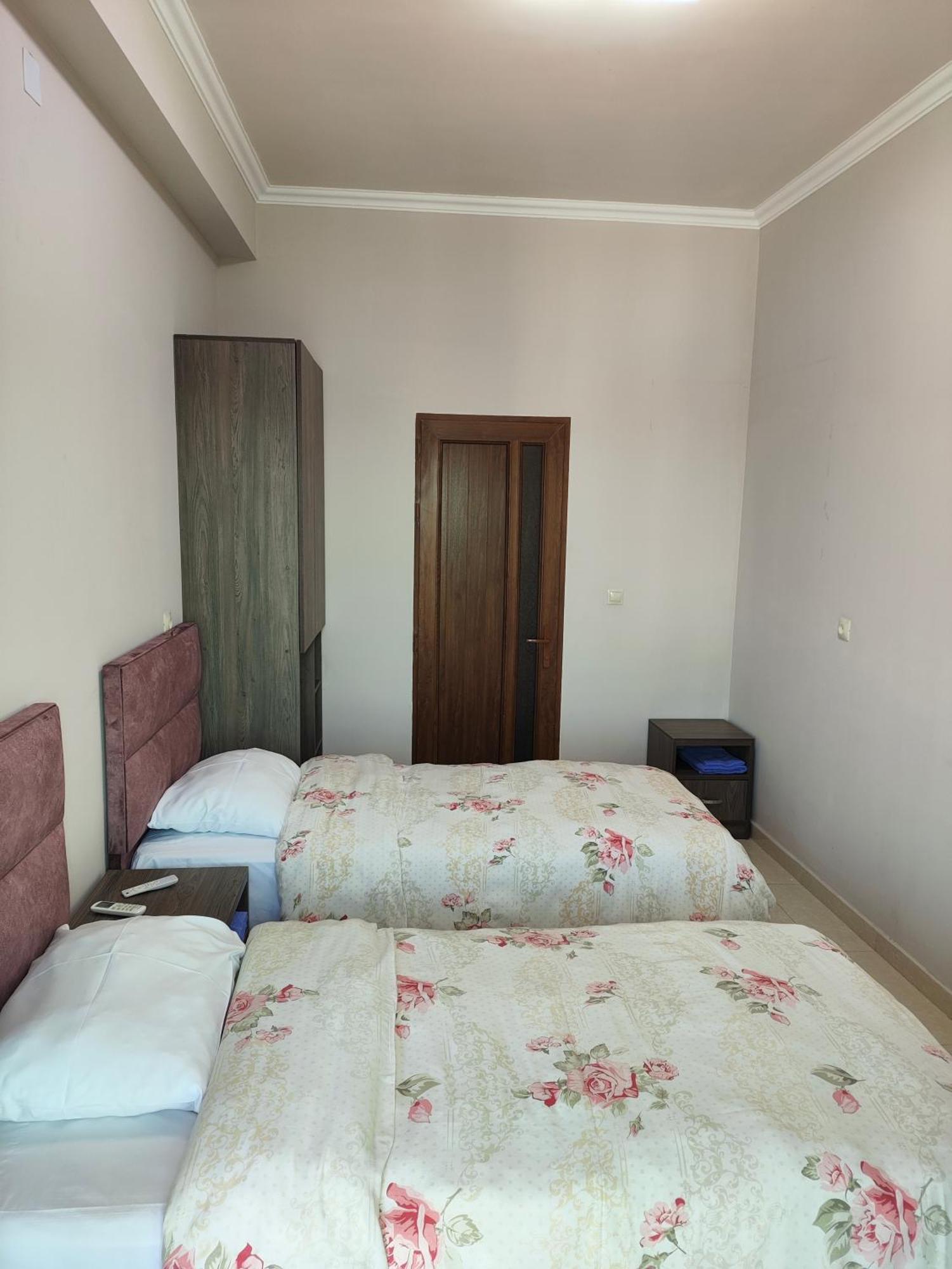 Apex Rest House Of 10 Rooms And Pool 예레반 외부 사진