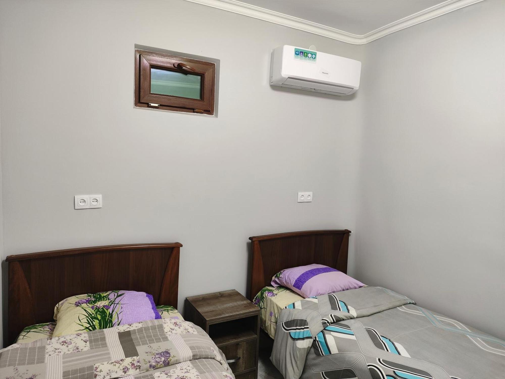 Apex Rest House Of 10 Rooms And Pool 예레반 외부 사진