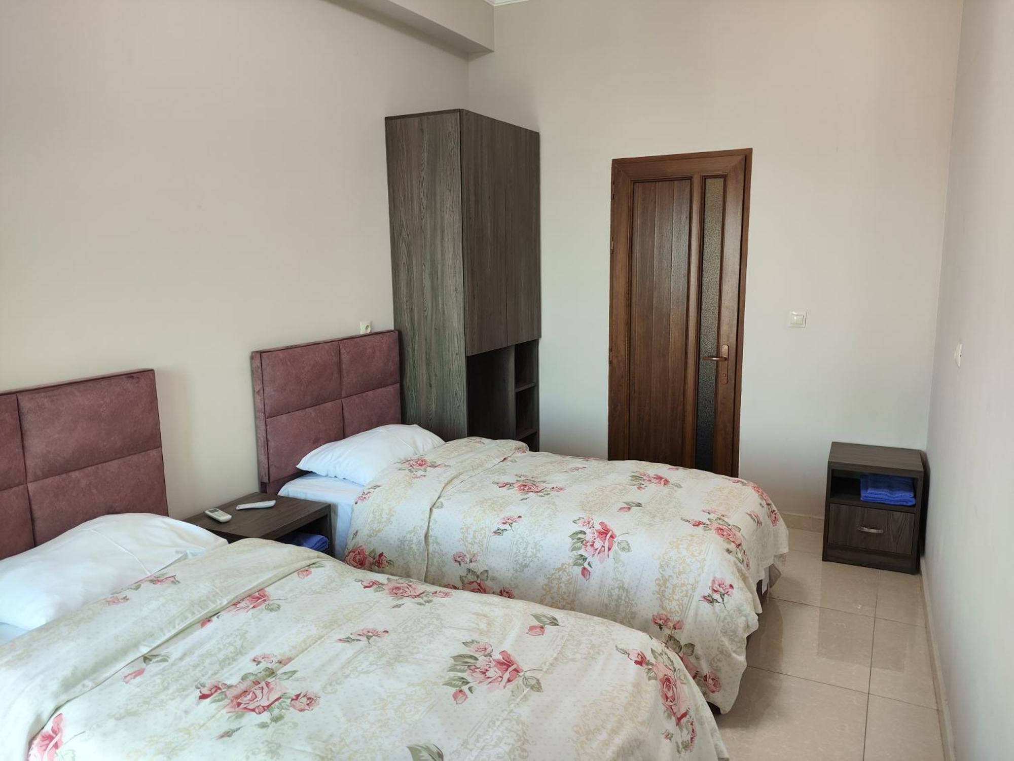Apex Rest House Of 10 Rooms And Pool 예레반 외부 사진