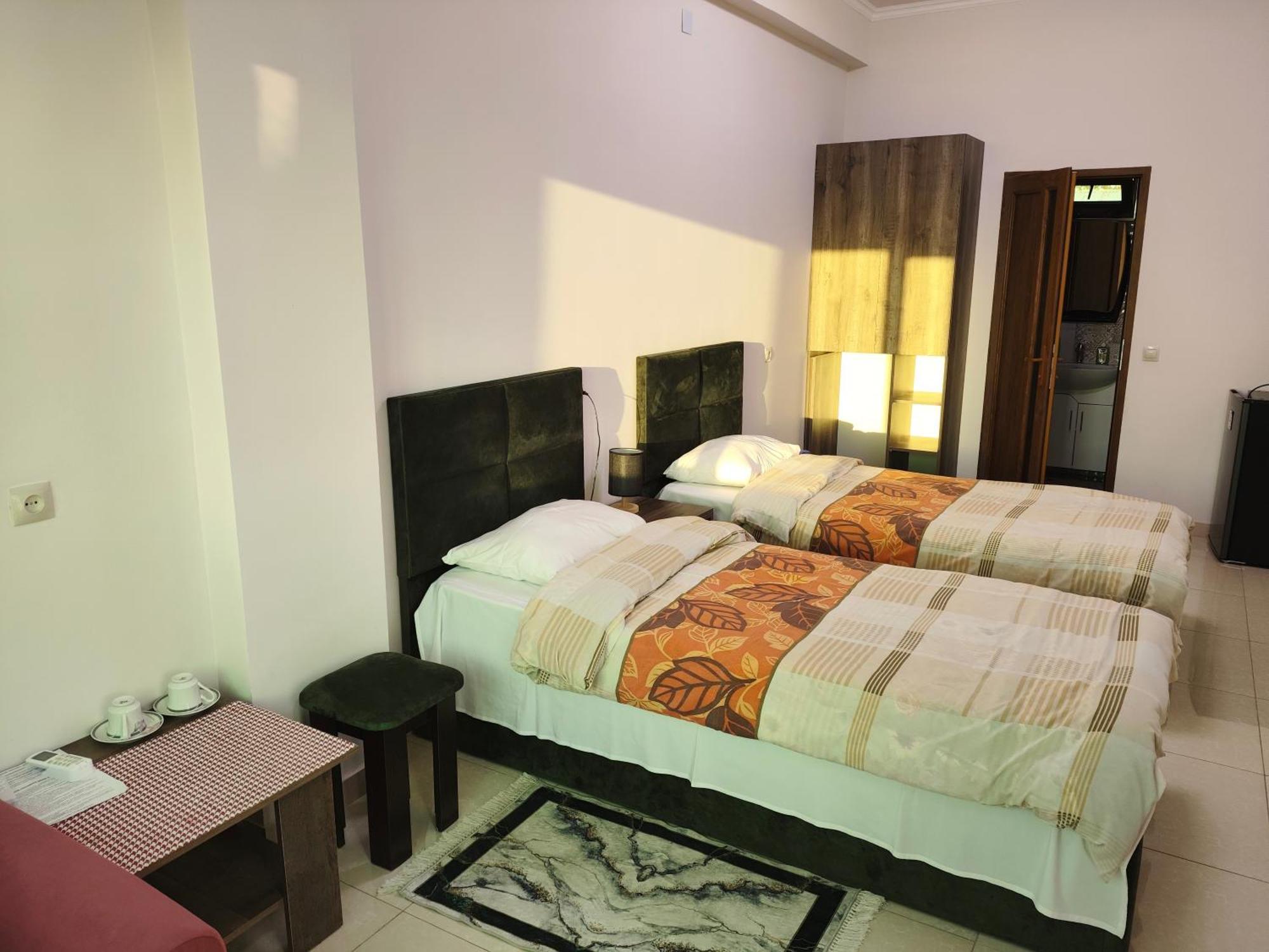 Apex Rest House Of 10 Rooms And Pool 예레반 외부 사진