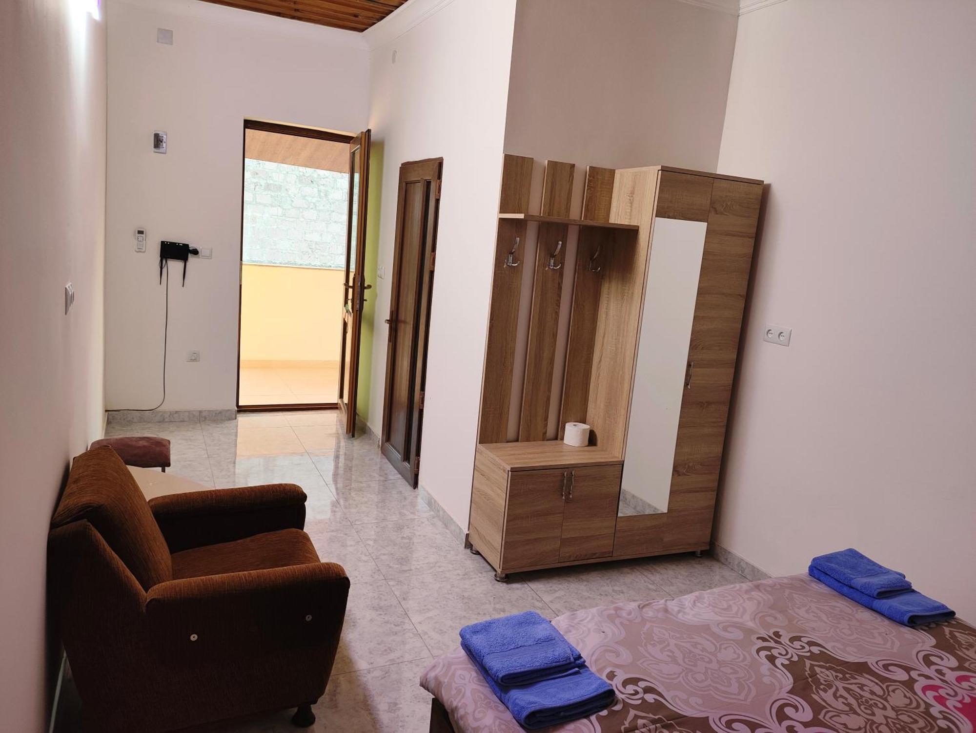 Apex Rest House Of 10 Rooms And Pool 예레반 외부 사진