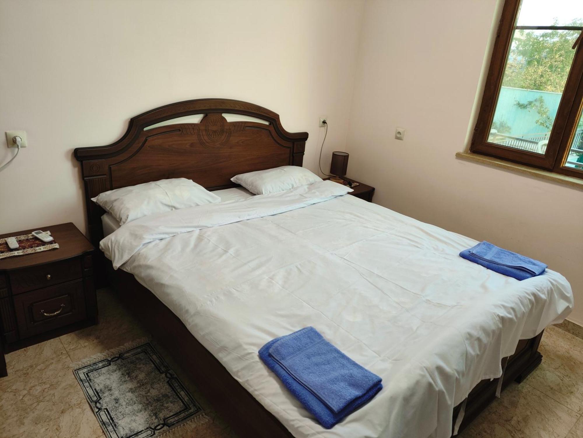 Apex Rest House Of 10 Rooms And Pool 예레반 외부 사진