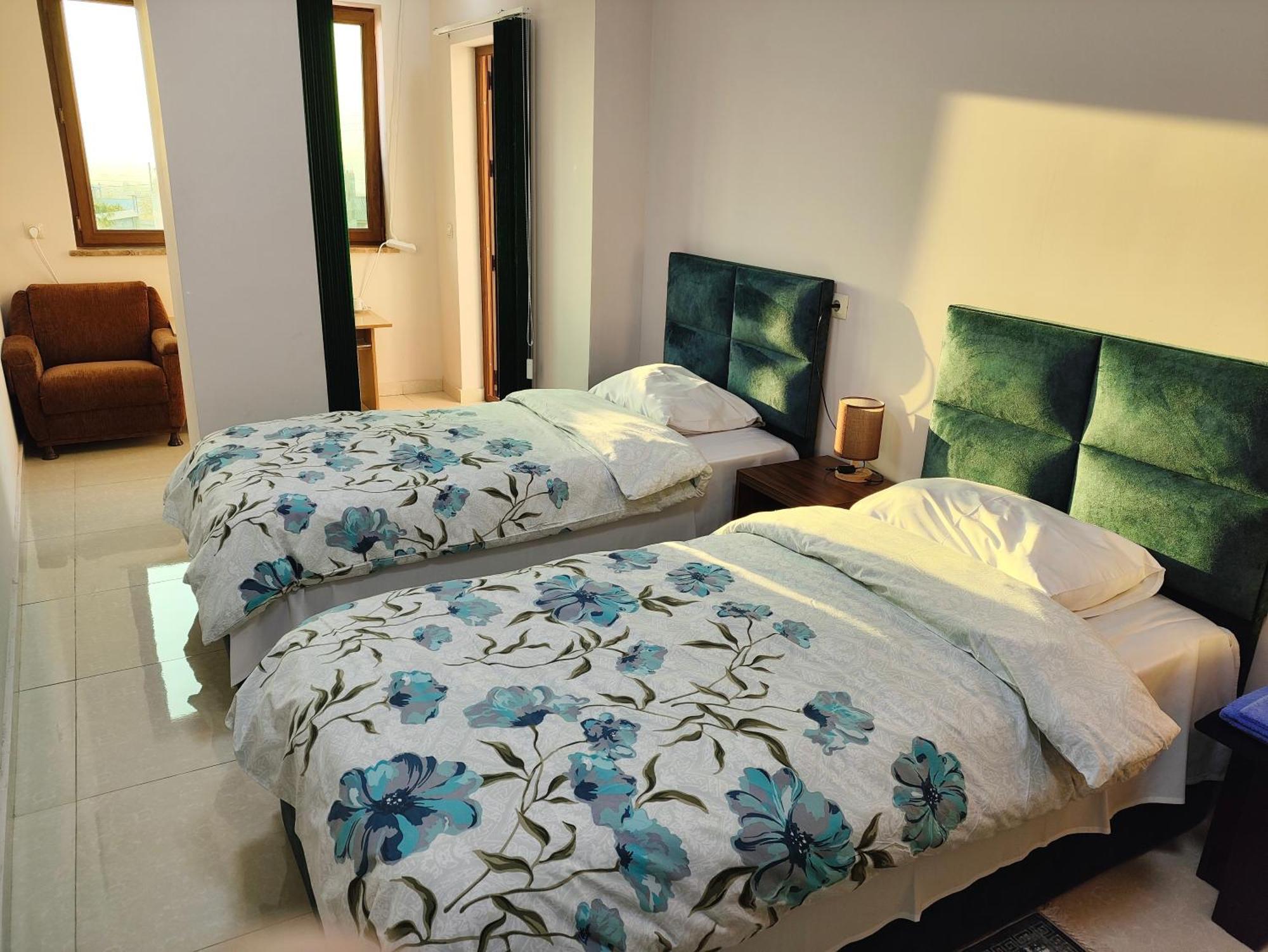Apex Rest House Of 10 Rooms And Pool 예레반 외부 사진