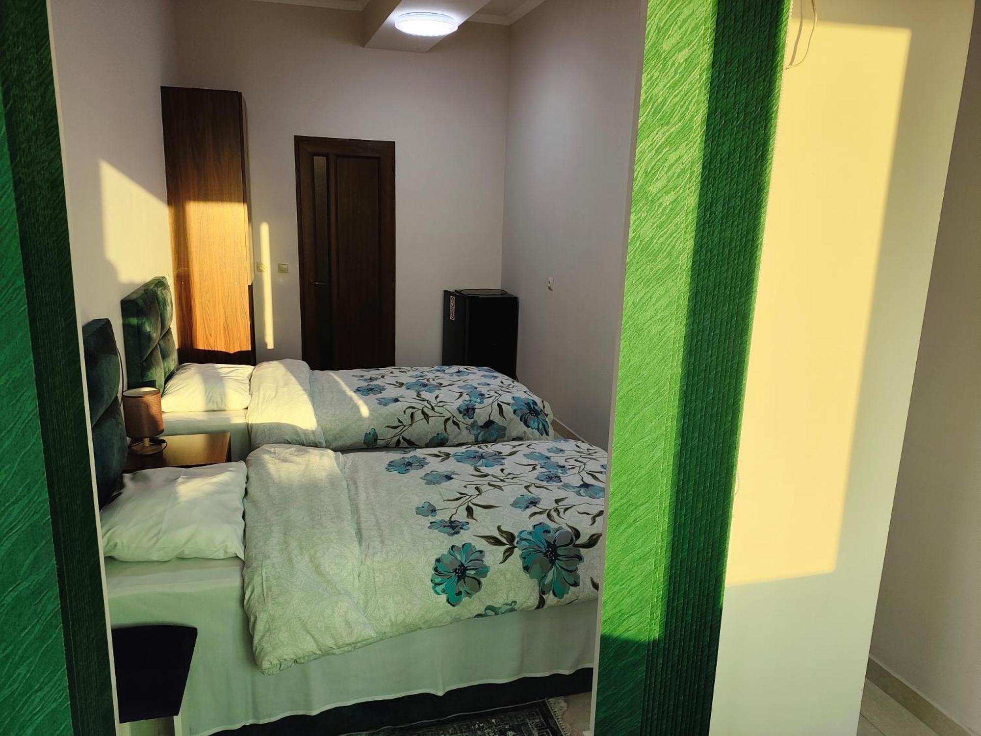 Apex Rest House Of 10 Rooms And Pool 예레반 외부 사진
