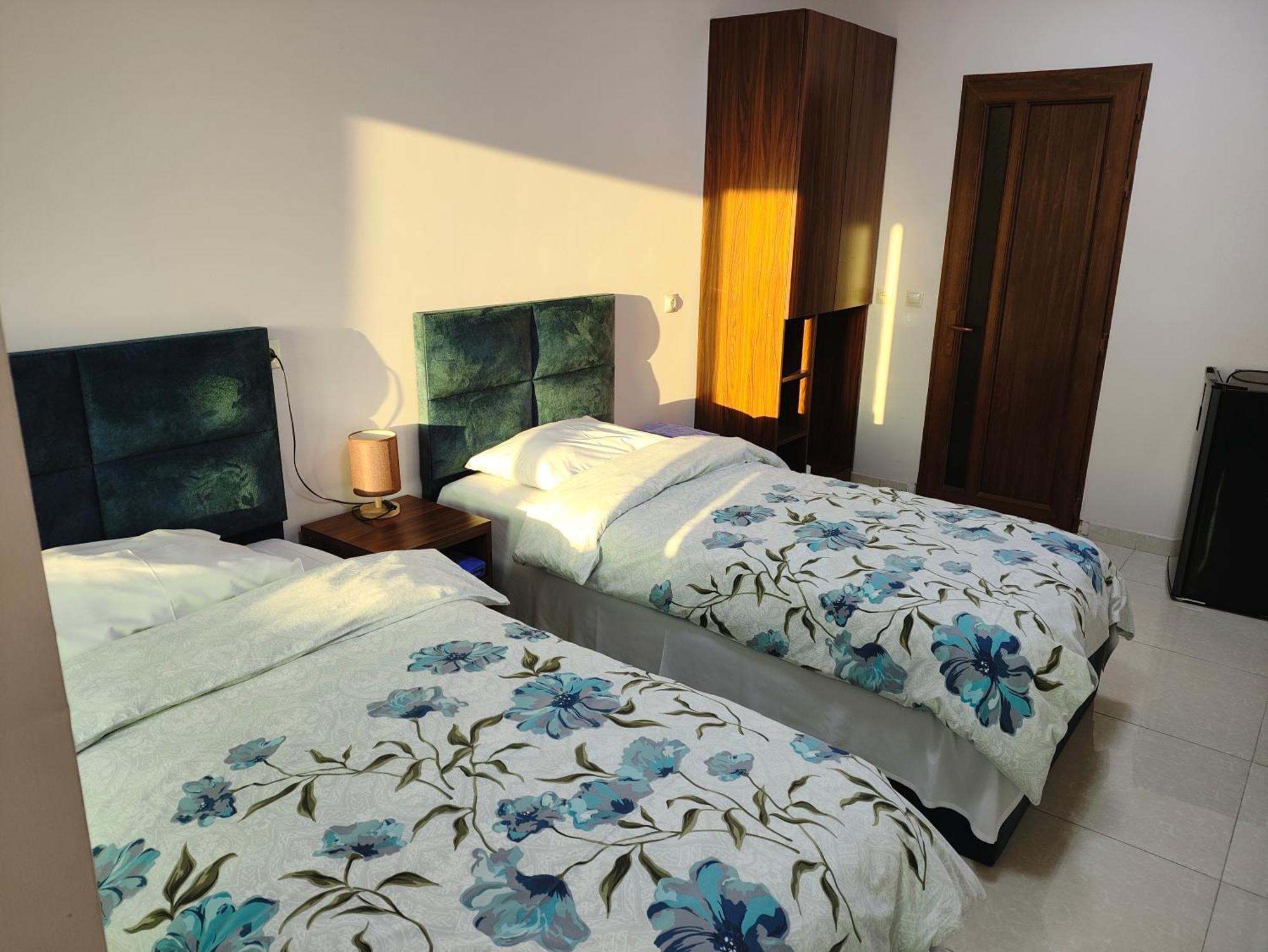 Apex Rest House Of 10 Rooms And Pool 예레반 외부 사진