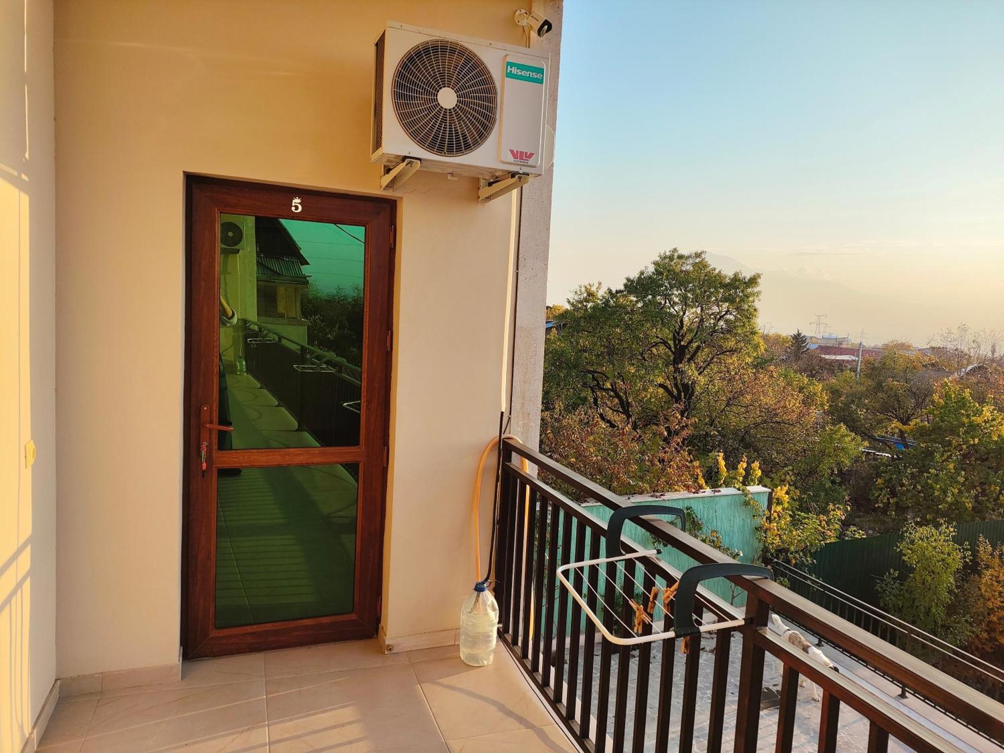 Apex Rest House Of 10 Rooms And Pool 예레반 외부 사진