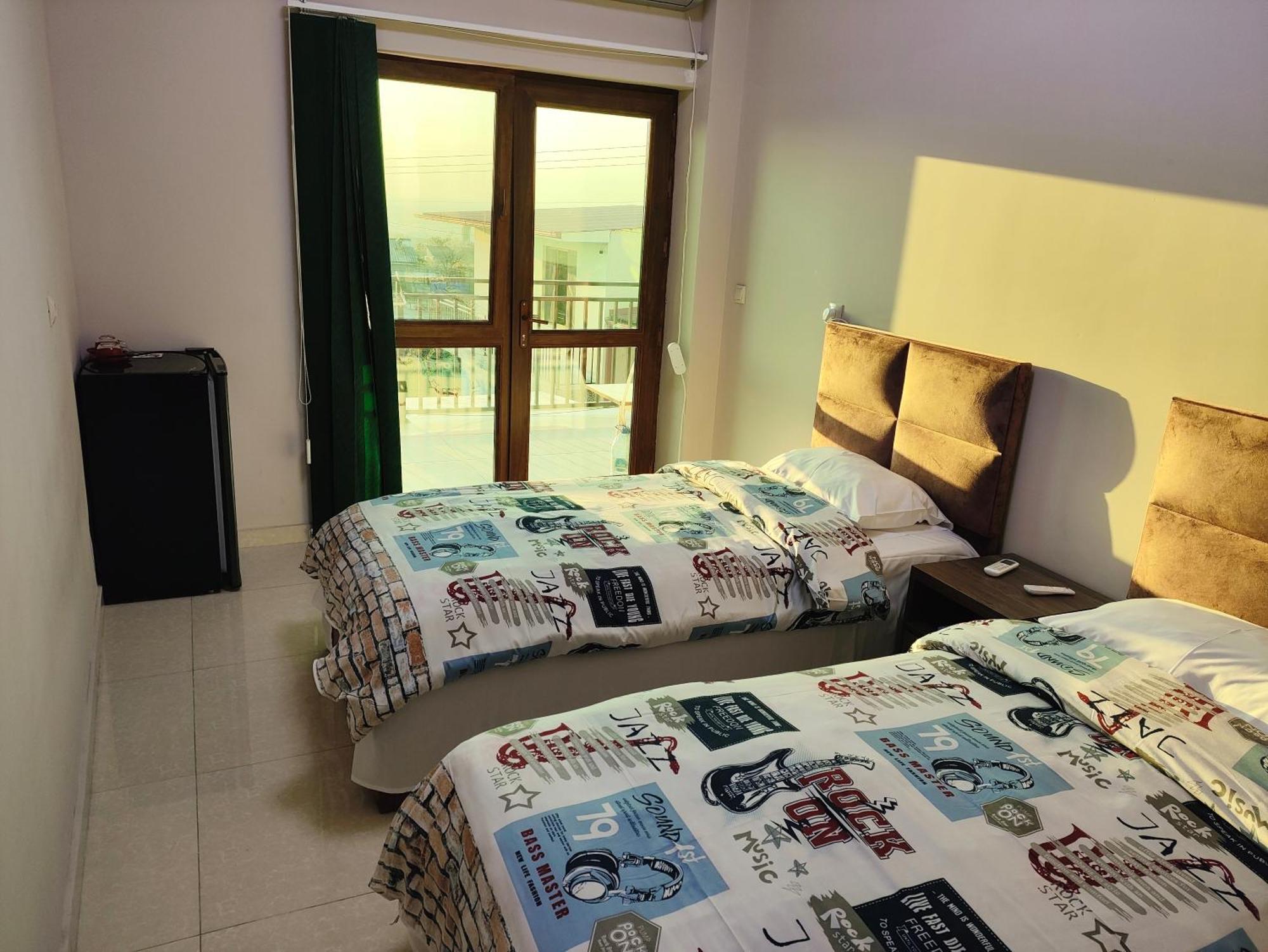 Apex Rest House Of 10 Rooms And Pool 예레반 외부 사진