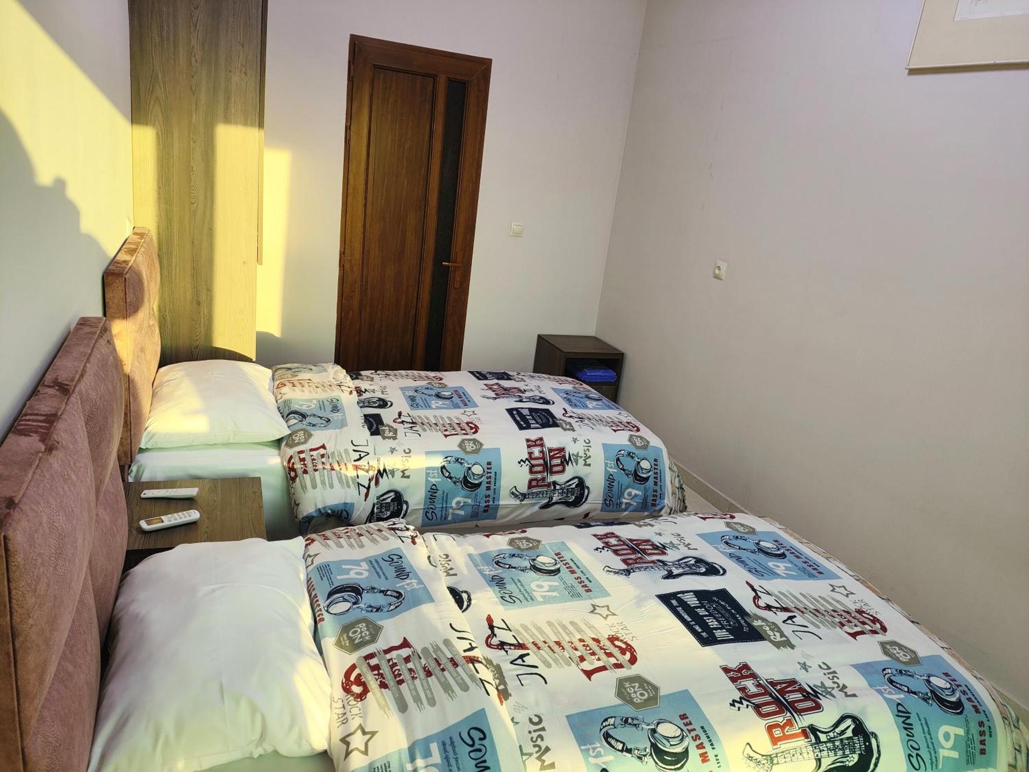 Apex Rest House Of 10 Rooms And Pool 예레반 외부 사진