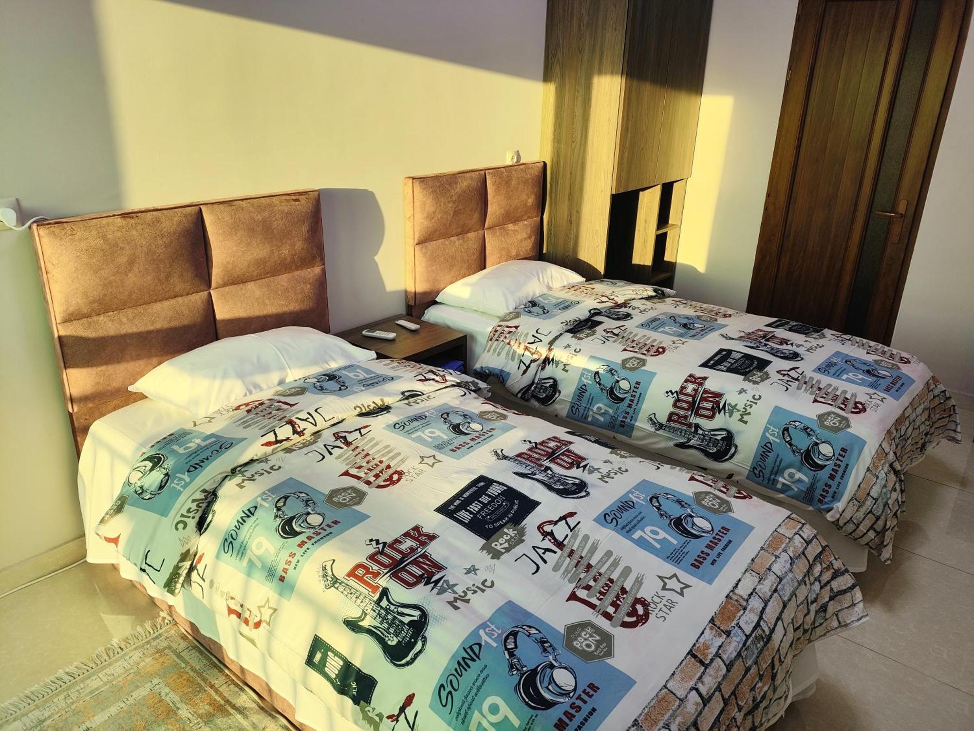 Apex Rest House Of 10 Rooms And Pool 예레반 외부 사진