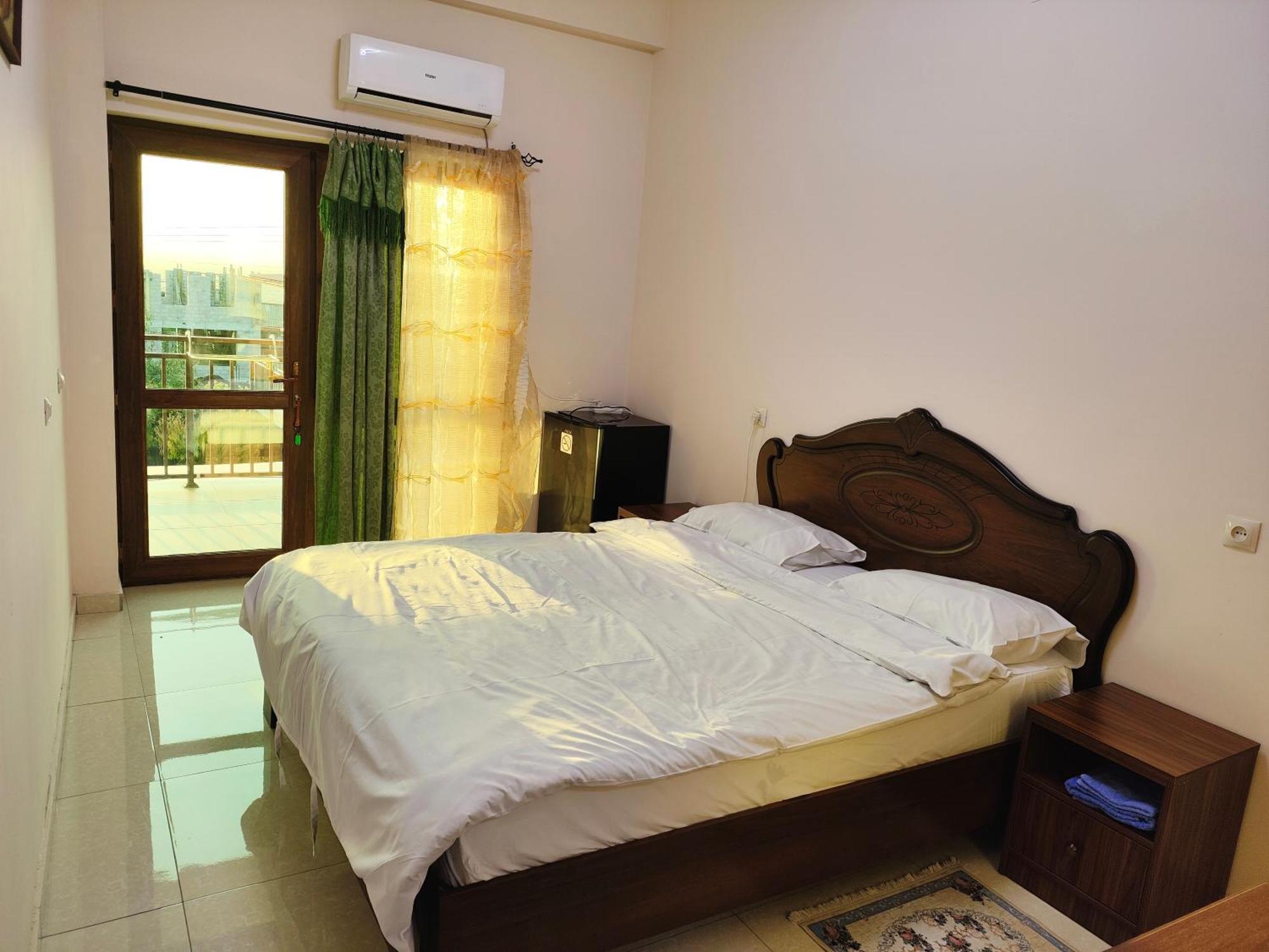 Apex Rest House Of 10 Rooms And Pool 예레반 외부 사진