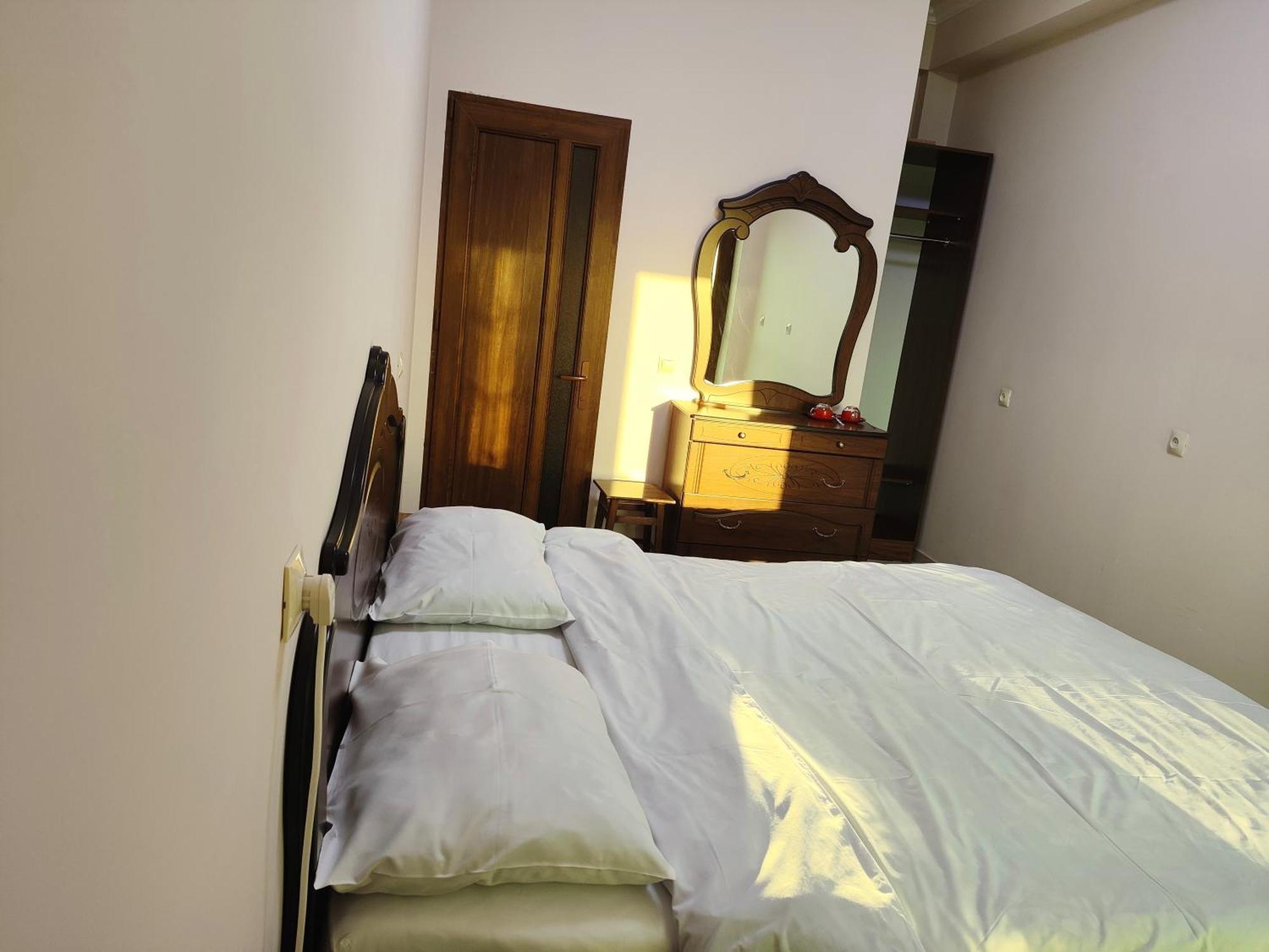 Apex Rest House Of 10 Rooms And Pool 예레반 외부 사진