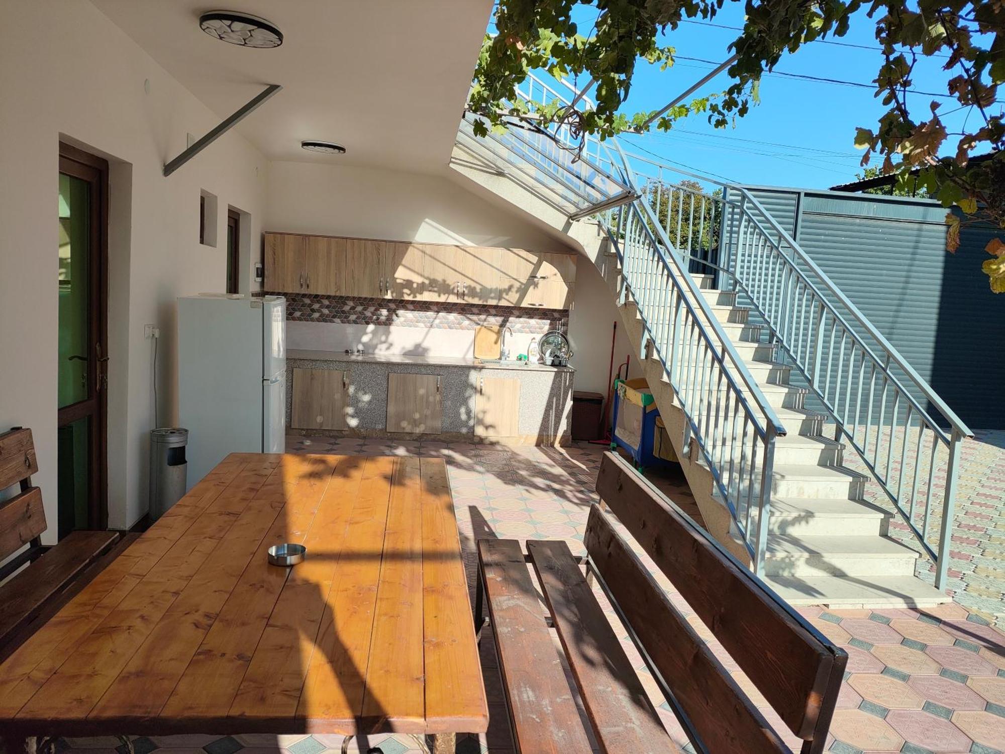 Apex Rest House Of 10 Rooms And Pool 예레반 객실 사진