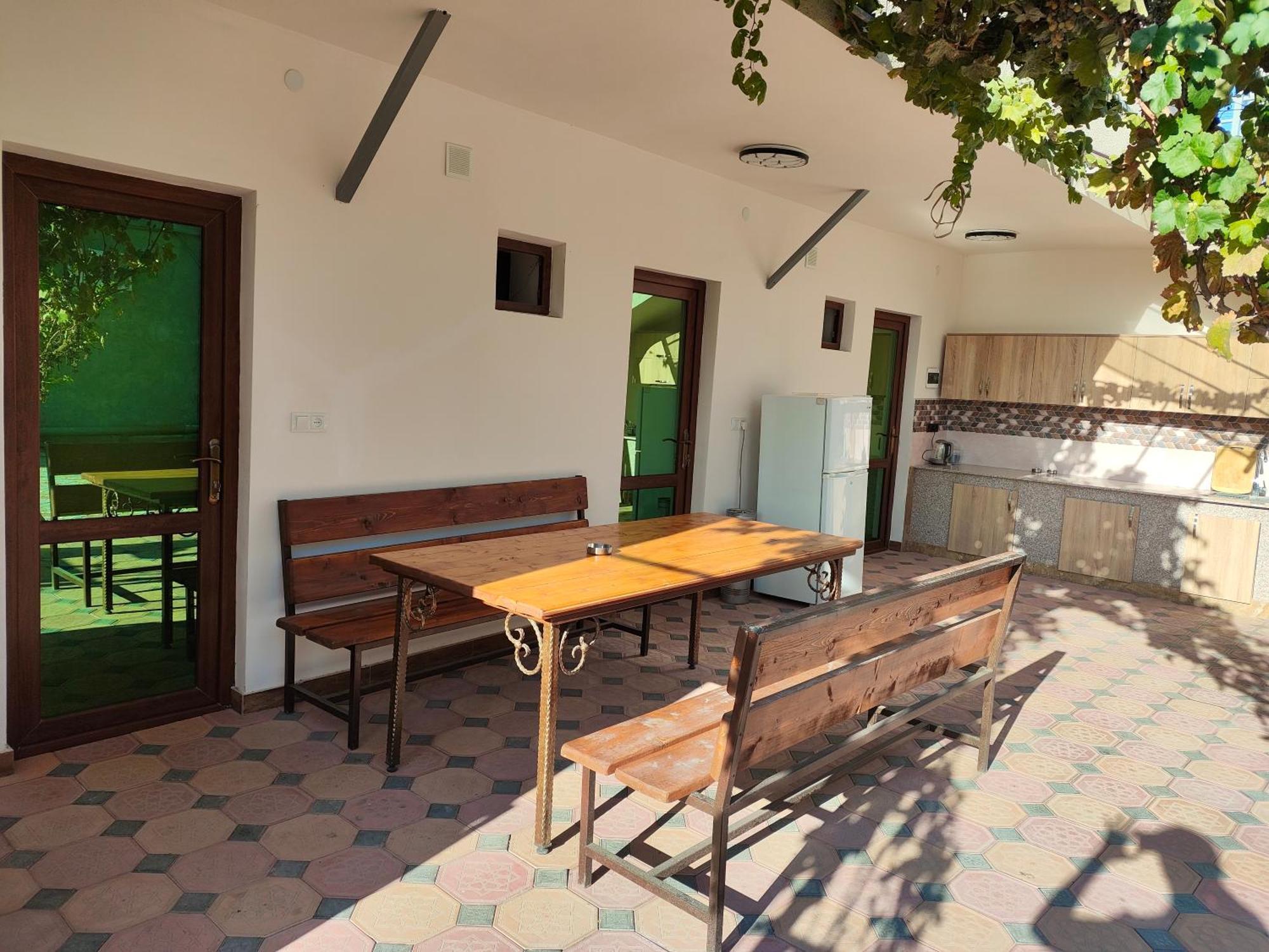 Apex Rest House Of 10 Rooms And Pool 예레반 외부 사진