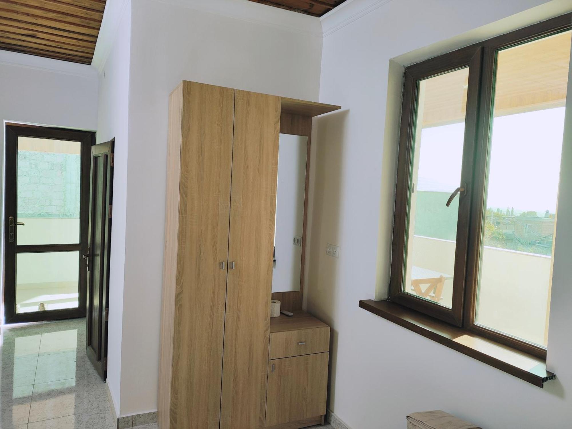 Apex Rest House Of 10 Rooms And Pool 예레반 외부 사진