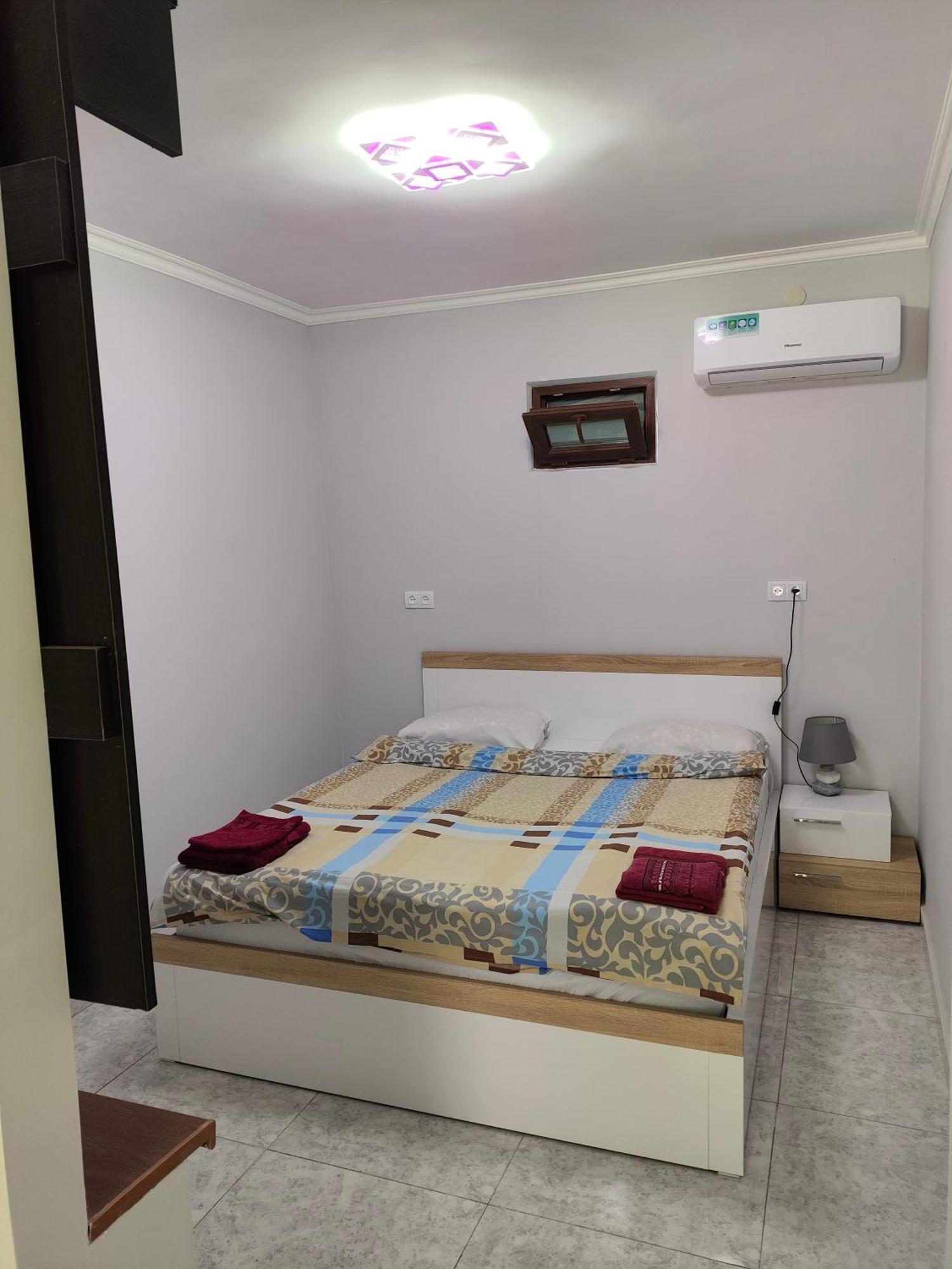 Apex Rest House Of 10 Rooms And Pool 예레반 외부 사진