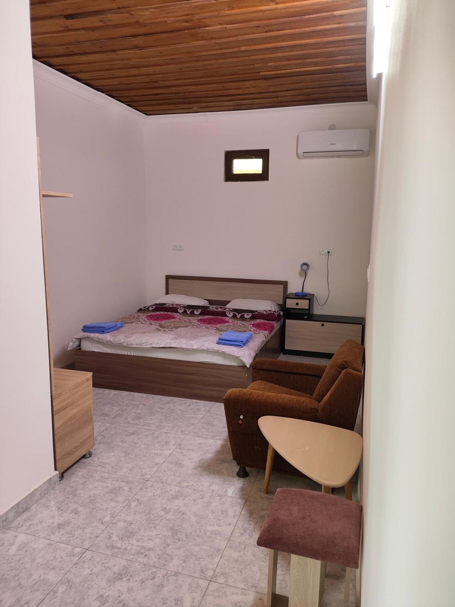 Apex Rest House Of 10 Rooms And Pool 예레반 객실 사진
