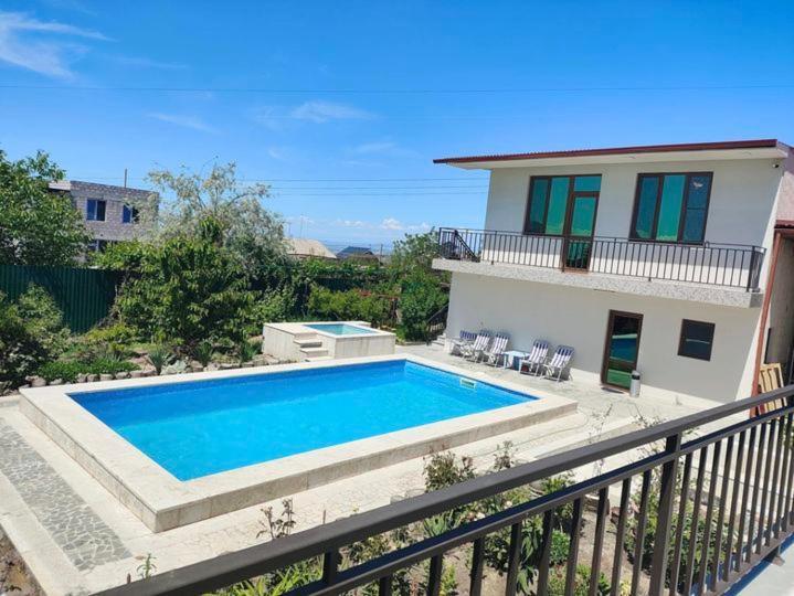Apex Rest House Of 10 Rooms And Pool 예레반 외부 사진